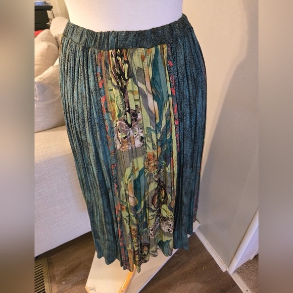 Ali Miles. Skirt - Picture 2 of 3